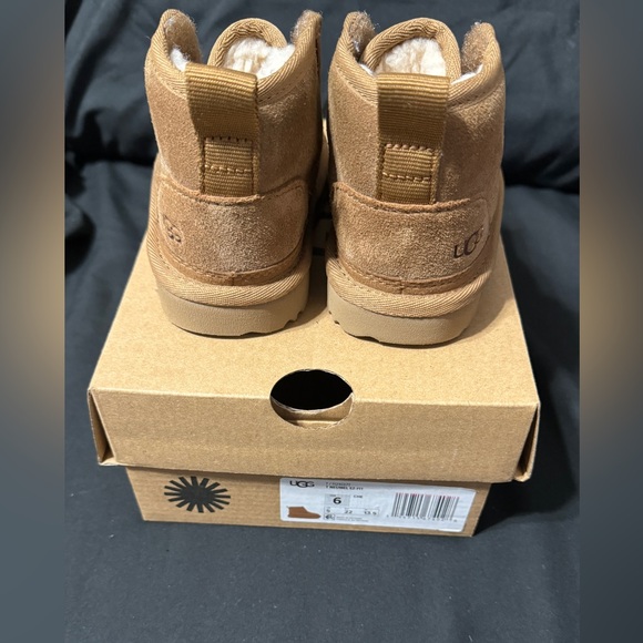 UGG Neumel EZ-Fit Toddler Size 6 - Picture 2 of 9